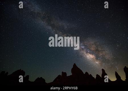 Die Milchstraße über den Trona Pinnacles Stockfoto