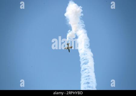 191120 -- DUBAI, 20. November 2019 -- Flugzeuge des Al Fursan Kunstflug-Demonstrationsteams treten während der Dubai Air Show 2019 in Dubai, den Vereinigten Arabischen Emiraten, am 19. November 2019 auf. VAE-DUBAI-AL FURSAN-AIRSHOW SuxXiaopo PUBLICATIONxNOTxINxCHN Stockfoto