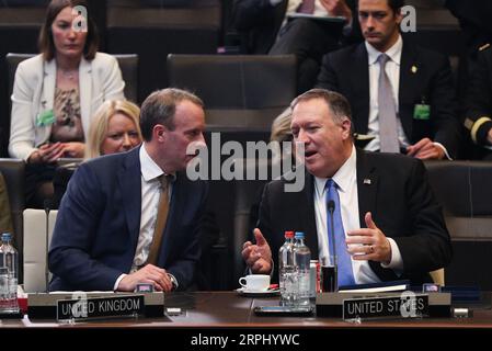 191120 -- BRÜSSEL, 20. November 2019 -- britischer Außenminister Dominic Raab L, Front spricht mit US-Außenminister Mike Pompeo R, Front auf der Tagung des Nordatlantikrates auf Ebene der Außenminister im NATO-Hauptquartier in Brüssel, Belgien, am 20. November 2019. Die Außenminister der Nordatlantischen Vertragsorganisation NATO stimmten zu, den Weltraum als neuen Einsatzbereich neben Luft, Land, See und Cyber aufzunehmen, sagte NATO-Generalsekretär Jens Stoltenberg am Mittwoch. BELGIEN-BRÜSSEL-NATO-FM-TREFFEN ZhengxHuansong PUBLICATIONxNOTxINxCHN Stockfoto