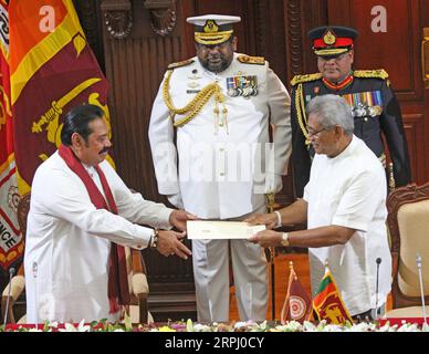 191121 -- COLOMBO, 21. November 2019 -- Sri Lankas ehemaliger Präsident Mahinda Rajapaksa L Front wird am 21. November 2019 als neuer Premierminister vor Präsident Gotabaya Rajapaksa R Front im Präsidialsekretariat in Colombo, Sri Lanka, vereidigt. Rajapaksa, der von 2005 bis 2015 als Präsident regierte, nahm einen Tag nach dem Rücktritt des Vorsitzenden der ehemaligen regierenden United National Party Eide als Premierminister ab. Foto: /Xinhua SRI LANKA-COLOMBO-NEW PM A.Hapuarachchi PUBLICATIONxNOTxINxCHN Stockfoto