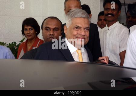 191121 -- COLOMBO, 21. November 2019 -- Ranil Wickremesinghe geht nach der Übergabe des Rücktritts an Präsident Gotabaya Rajapaksa in Colombo, Sri Lanka, am 21. November 2019. Sri Lankas Ranil Wickremesinghe trat am Mittwoch von seinem Posten als Premierminister zurück, nachdem der regierende Parteikandidat Sajith Premadasa bei den Präsidentschaftswahlen, die Rajapaksa gewann, besiegt wurde. Foto: /Xinhua SRI LANKA-COLOMBO-PM-RESIGNATION GayanxSameera PUBLICATIONxNOTxINxCHN Stockfoto