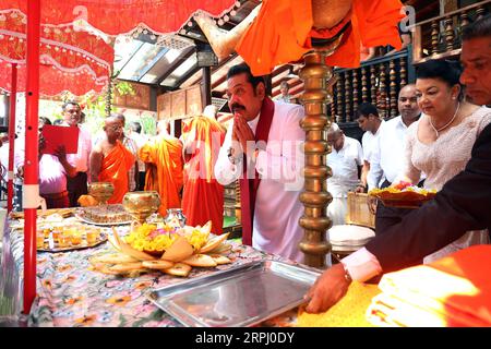 191121 -- COLOMBO, 21. November 2019 -- Sri Lankas ehemaliger Präsident Mahinda Rajapaksa erhält Segnungen, nachdem er am 21. November 2019 in Colombo, Sri Lanka, einen Eid als Premierminister abgelegt hat. Rajapaksa, der von 2005 bis 2015 als Präsident regierte, nahm einen Tag nach dem Rücktritt des Vorsitzenden der ehemaligen regierenden United National Party Eide als Premierminister ab. Foto von /Xinhua SRI LANKA-COLOMBO-NEW PM AjithxPerera PUBLICATIONxNOTxINxCHN Stockfoto