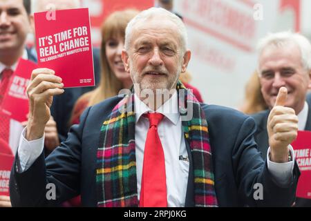 191121 -- BIRMINGHAM, 21. November 2019 Xinhua -- der Vorsitzende der britischen Labour Party, Jeremy Corbyn, hält eine Kopie des Wahlprogramms der Partei während seines Starts in Birmingham, Großbritannien, am 21. November 2019. Die britische Labour Party hat am Donnerstag ihr Wahlprogramm veröffentlicht, in dem sie verspricht, dass höhere Verdiener mehr Steuern zahlen und eine neue Zweitwohnungssteuer einführen. Foto von Ray Tang/Xinhua BRITANNIEN-BIRMINGHAM-LABOUR-PARTEI-WAHLPROGRAMM PUBLICATIONxNOTxINxCHN Stockfoto