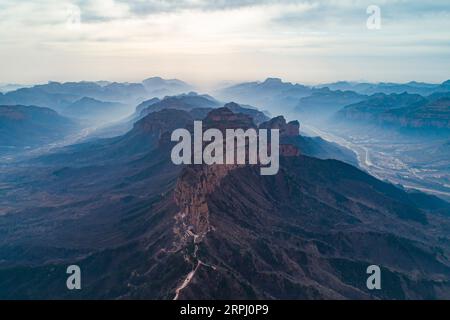 191122 -- PEKING, 22. Nov. 2019 -- Luftaufnahme vom 20. Nov. 2019 zeigt den landschaftlich reizvollen Ort Dongtaihang in Wu an Stadt Handan, nordchinesische Provinz Hebei. XINHUA FOTOS DES TAGES MuxYu PUBLICATIONxNOTxINxCHN Stockfoto