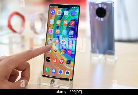 191122 -- PEKING, 22. November 2019 -- Ein Besucher erlebt Huawei s 5G Mate30 Pro auf einer Pressekonferenz in Shenzhen, Südchinas Provinz Guangdong, 23. Oktober 2019. Xinhua-Schlagzeilen: Ein Blick in eine 5G-Zukunft auf der Pekinger Konferenz MaoxSiqian PUBLICATIONxNOTxINxCHN Stockfoto