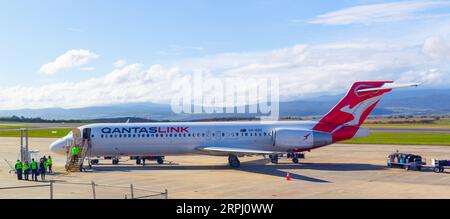 Ein QantasLink Boeing 717 Jet (Registrierung: VH-NXO) auf dem Asphalt am Launceston Airport in Tasmanien, Australien. Stockfoto