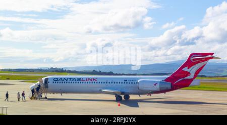 Ein QantasLink Boeing 717 Jet (Registrierung: VH-NXO) auf dem Asphalt am Launceston Airport in Tasmanien, Australien. Stockfoto