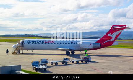 Ein QantasLink Boeing 717 Jet (Registrierung: VH-NXO) auf dem Asphalt am Launceston Airport in Tasmanien, Australien. Stockfoto