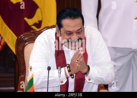 191122 -- COLOMBO, 22. November 2019 -- Sri Lankas ehemaliger Präsident Mahinda Rajapaksa, der zum neuen Premierminister ernannt wurde, wird zum neuen Minister für Finanzen, Wirtschaft, politische Entwicklung, Buddha Sasana, Kultur, Wasserversorgung, Stadtentwicklung und Wohnungswesen beim Präsidialsekretariat in Colombo, Sri Lanka, 22. November 2019. Sri Lankas Präsident Gotabaya Rajapaksa ernannte am Freitag ein neues Kabinett mit 16 Mitgliedern, das bis zur Ankündigung der nächsten Parlamentswahlen funktionieren wird. Die neuen Minister haben vor dem Präsidenten im Präsidialsekretariat in Eide abgelegt Stockfoto