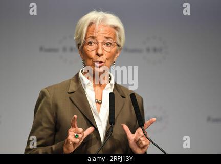 News Bilder des Tages 191122 -- FRANKFURT, 22. November 2019 -- Präsidentin der Europäischen Zentralbank Christine Lagarde spricht vor dem 29. Frankfurter European Banking Congress in Frankfurt am 22. November 2019. Die neue Präsidentin der Europäischen Zentralbank, Christine Lagarde, betonte am Freitag, dass es notwendig sei, einen neuen europäischen Policy-Mix zu entwickeln, um das interne Wachstum der Eurozone voranzutreiben. PORTRAITSGERMANY-FRANKFURT-EUROPEAN BANKING CONGRESS-CHRISTINE LAGARDE LUXYANG PUBLICATIONXNOTXINXCHN Stockfoto