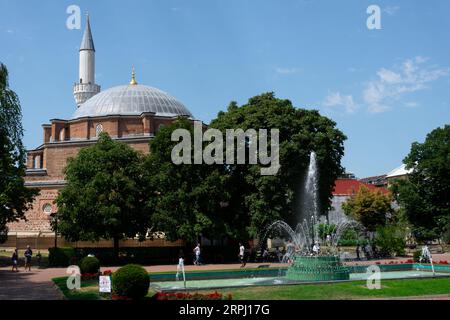 Sofia, Bulgarien. August 2023. Banya Bashi Moschee, erbaut über natürlichen Thermalbädern und berühmt für seine große Kuppel und das Minarett. Central Baths Sq Stockfoto