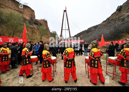 191122 -- YICHENG COUNTY, 22. November 2019 -- Dorfbewohner nehmen an einer Abschlusszeremonie für die Bohrung eines Tiefwasserbohrlochs im Nanling Village im Yicheng County, nordchinesische Provinz Shanxi, 20. November 2019 Teil. Als der Schalter gezogen wurde, sprang Wasser aus 403 Metern Tiefe heraus. Nanling Village's allererster Tiefwasserbrunnen wurde an einem frühen Wintermorgen in Betrieb genommen. In der Vergangenheit hatte sich das Dorf, das sich über die Schluchten des Zhongtiao-Gebirges im Norden Chinas ausbreitete, jahrhundertelang ausschließlich auf Schlammgruben verlassen, um sein wertvolles Trinkwasser zu speichern. Von der Angst vor der Dürre heimgesucht, hatten Generationen dr. Stockfoto