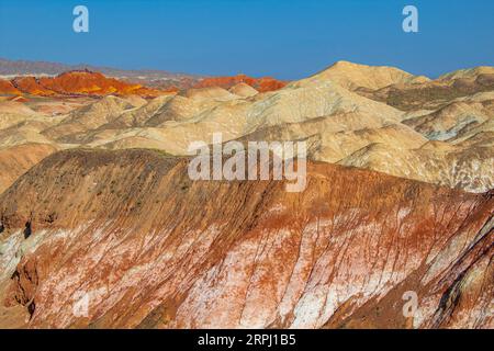 Der Zhangye Danxia National Geological Park im Regenbogenmoutain, Zhangye - China. Bild bei Sonnenuntergang mit Kopierbereich für Text Stockfoto