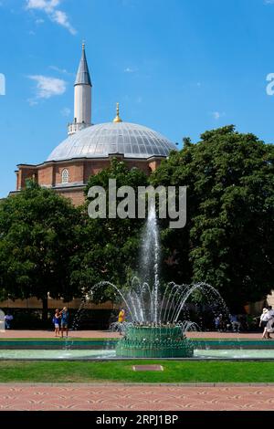 Sofia, Bulgarien. August 2023. Banya Bashi Moschee, erbaut über natürlichen Thermalbädern und berühmt für seine große Kuppel und das Minarett. Central Baths Sq Stockfoto