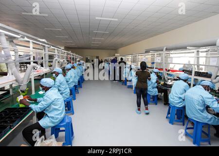 191122 -- MUKONO UGANDA, 22. November 2019 Xinhua -- Mitarbeiter arbeiten am 22. November 2019 in der Fabrik der Engo Holdings Group Limited im Namanve Industrial Park in Mukono, Uganda. Das chinesische Elektronikunternehmen Engo Holdings Group Limited eröffnete am Freitag in Uganda eine 5 Millionen US-Dollar teure Fabrik, in der Telefone und Laptops hergestellt werden. Foto von Hajarah Nalwadda/Xinhua UGANDA-MUKONO-CHINESISCHE ELEKTRONIK-FIRMA-FACTORY-OPENING PUBLICATIONxNOTxINxCHN Stockfoto