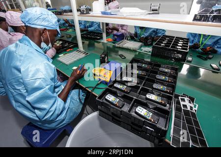 191122 -- MUKONO UGANDA, 22. November 2019 Xinhua -- ein Mitarbeiter platziert Bildschirme auf Telefonen in der Fabrik der Engo Holdings Group Limited im Namanve Industrial Park in Mukono, Uganda, am 22. November 2019. Das chinesische Elektronikunternehmen Engo Holdings Group Limited eröffnete am Freitag in Uganda eine 5 Millionen US-Dollar teure Fabrik, in der Telefone und Laptops hergestellt werden. Foto von Hajarah Nalwadda/Xinhua UGANDA-MUKONO-CHINESISCHE ELEKTRONIK-FIRMA-FACTORY-OPENING PUBLICATIONxNOTxINxCHN Stockfoto