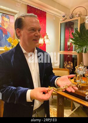 191122 -- NEW YORK, 22. November 2019 -- Daniel Morris, Inhaber von Historical Design Jewels im Carlyle Hotel, stellt am 20. November 2019 in New York, USA, ein Stück Vintage-Schmuck vor. Die New York City Jewelry Week NYCJW findet diese Woche über statt und ist das erste lokale Kulturereignis, das sich zum zweiten Mal der Feier von Schmuck widmet. Es bietet über 130 Veranstaltungen mit Ausstellungen, Podiumsdiskussionen, Workshops und Führungen durch das Kulturerbe von Manhattan und Brooklyn. DAZU KOMMT NOCH: Vintage-Stil, moderne Handwerkskunst funkeln auf der NYC Jewelry Week U.S.-NEW YORK-Jewelry WEEK Miaox Stockfoto