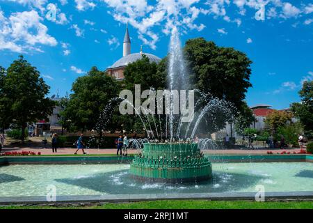 Sofia, Bulgarien. August 2023. Platz der zentralen Bäder und Banya-Bashi-Moschee im Hintergrund Stockfoto