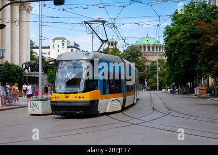 Sofia, Bulgarien. August 2023. Blick auf eine neue Straßenbahn in der Nähe des Vitosha Boulevard. Kathedrale Sveta Nedelya im Hintergrund Stockfoto