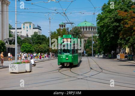 Sofia, Bulgarien. August 2023. Blick auf eine alte Straßenbahn in der Nähe des Vitosha Boulevard. Kathedrale Sveta Nedelya im Hintergrund Stockfoto