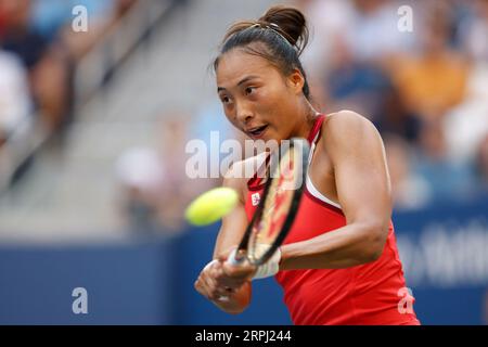 New York, USA, 4. September 2023. Der chinesische Tennisspieler Qinwen Zheng 2023 war am Montag, den 4. August 2023, im Billie Jean King National Tennis Center in Aktion. © Jürgen Hasenkopf / Alamy Live News Stockfoto