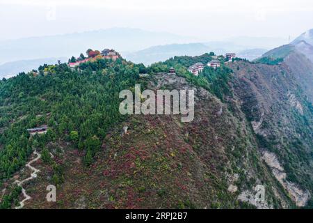 191124 -- PEKING, 24. Nov. 2019 -- Luftaufnahme vom 23. Nov. 2019 zeigt einen Blick auf die Wenfeng Scenic Area entlang der Wuxia Gorge, einer der drei Schluchten am Yangtze River, im Wushan County, südwestlich der chinesischen Gemeinde Chongqing. XINHUA FOTOS DES TAGES WangxQuanchao PUBLICATIONxNOTxINxCHN Stockfoto