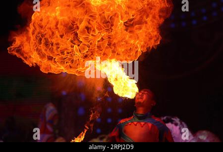 191124 -- PEKING, 24. November 2019 -- ein Schauspieler tritt während der Abschlusszeremonie des 6. China International Circus Festivals in Zhuhai, Provinz Guangdong in Südchina, am 23. November 2019 auf. Über 200 Künstler aus 22 Ländern und Regionen nahmen an dem Festival Teil. XINHUA FOTOS DES TAGES LuxYe PUBLICATIONxNOTxINxCHN Stockfoto