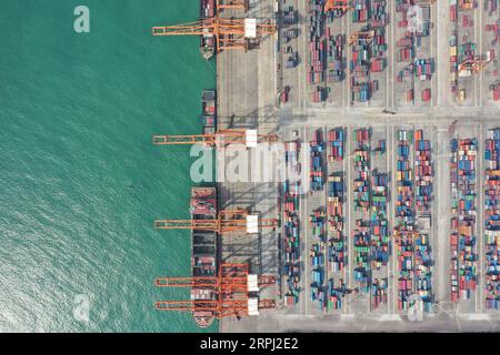 191124 -- PEKING, 24. Nov. 2019 -- Luftaufnahme vom 23. Nov. 2019 zeigt ein Containerterminal im Hafen von Qinzhou in der südchinesischen autonomen Region Guangxi Zhuang. Der Hafen von Qinzhou hat seine Investitionen in große, zweckspezifische und intelligente Containerterminals erhöht. Der Frachtumschlag des Hafens erreichte zwischen Januar und Oktober dieses Jahres rund 59,87 Millionen Tonnen. XINHUA-FOTOS DES TAGES CaoxYiming PUBLICATIONxNOTxINxCHN Stockfoto