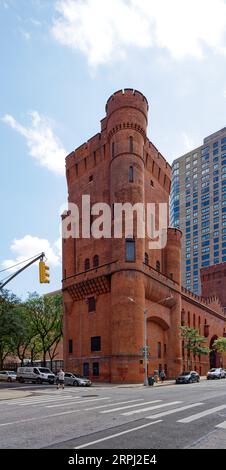 Upper East Side: John R. Thomas entwarf die Squadron A Armory, die 1895 errichtet wurde. Dieser Backsteinrest ist auf dem Campus des Hunter College erhalten. Stockfoto