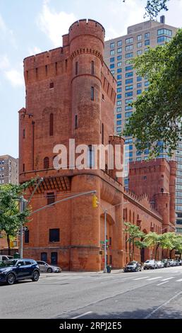 Upper East Side: John R. Thomas entwarf die Squadron A Armory, die 1895 errichtet wurde. Dieser Backsteinrest ist auf dem Campus des Hunter College erhalten. Stockfoto