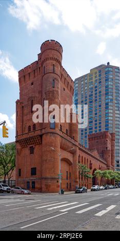 Upper East Side: John R. Thomas entwarf die Squadron A Armory, die 1895 errichtet wurde. Dieser Backsteinrest ist auf dem Campus des Hunter College erhalten. Stockfoto