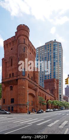 Upper East Side: John R. Thomas entwarf die Squadron A Armory, die 1895 errichtet wurde. Dieser Backsteinrest ist auf dem Campus des Hunter College erhalten. Stockfoto