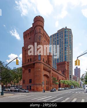 Upper East Side: John R. Thomas entwarf die Squadron A Armory, die 1895 errichtet wurde. Dieser Backsteinrest ist auf dem Campus des Hunter College erhalten. Stockfoto