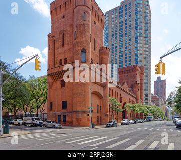 Upper East Side: John R. Thomas entwarf die Squadron A Armory, die 1895 errichtet wurde. Dieser Backsteinrest ist auf dem Campus des Hunter College erhalten. Stockfoto