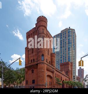 Upper East Side: John R. Thomas entwarf die Squadron A Armory, die 1895 errichtet wurde. Dieser Backsteinrest ist auf dem Campus des Hunter College erhalten. Stockfoto