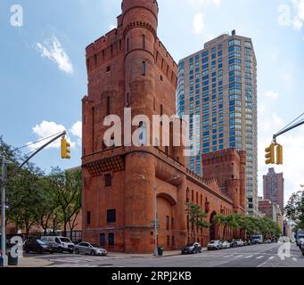 Upper East Side: John R. Thomas entwarf die Squadron A Armory, die 1895 errichtet wurde. Dieser Backsteinrest ist auf dem Campus des Hunter College erhalten. Stockfoto