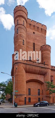 Upper East Side: John R. Thomas entwarf die Squadron A Armory, die 1895 errichtet wurde. Dieser Backsteinrest ist auf dem Campus des Hunter College erhalten. Stockfoto