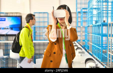 191124 -- PEKING, 24. November 2019 -- Ein Besucher erlebt eine VR Virtual Reality Demonstration während des Beginns des BASFGuangdong Verbund Standortprojekts in Zhanjiang, südchinesische Provinz Guangdong, 23. November 2019. Xinhua Schlagzeilen: Das neue Projekt der BASF demonstriert die Entschlossenheit Chinas, ein breiteres WuxTao PUBLICATIONxNOTxINxCHN zu eröffnen Stockfoto