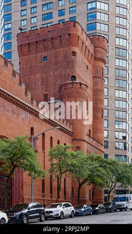 Upper East Side: John R. Thomas entwarf die Squadron A Armory, die 1895 errichtet wurde. Dieser Backsteinrest ist auf dem Campus des Hunter College erhalten. Stockfoto