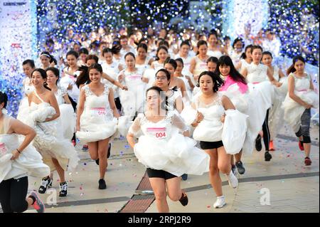 191124 -- BANGKOK, 24. November 2019 -- Brautkleider nehmen am EAZY Running of the Brides 8 Running Contest in Bangkok, Thailand, am 24. November 2019 Teil. Insgesamt nahmen am Sonntag 300 Bräute an der Veranstaltung Teil, in der Hoffnung, ein Hochzeitspaket im Wert von drei Millionen Baht über 99.370 US-Dollar zu gewinnen. THAILAND-BANGKOK-BRÄUTE-LAUFWETTBEWERB RachenxSageamsak PUBLICATIONxNOTxINxCHN Stockfoto