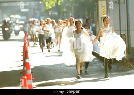 191124 -- BANGKOK, 24. November 2019 -- Brautkleider nehmen am EAZY Running of the Brides 8 Running Contest in Bangkok, Thailand, am 24. November 2019 Teil. Insgesamt nahmen am Sonntag 300 Bräute an der Veranstaltung Teil, in der Hoffnung, ein Hochzeitspaket im Wert von drei Millionen Baht über 99.370 US-Dollar zu gewinnen. THAILAND-BANGKOK-BRÄUTE-LAUFWETTBEWERB RachenxSageamsak PUBLICATIONxNOTxINxCHN Stockfoto