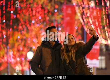 191125 -- PARIS, 25. November 2019 -- Besucher nehmen Selfies während der Eröffnung der Champs-Elysees Avenue Weihnachtsbeleuchtung in Paris, Frankreich, am 24. November 2019. Die jährliche Weihnachtsbeleuchtung der Champs-Elysees Avenue begann am Sonntag in Paris, der bis zum 8. Januar 2020 dauern wird. FRANCE-PARIS-CHAMPS-ELYSÉES-CHRISTMAS ILLUMINATIONS GAOXJING PUBLICATIONXNOTXINXCHN Stockfoto