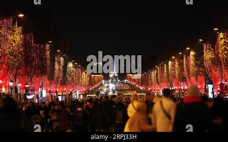 191125 -- PARIS, 25. Nov. 2019 -- Menschen besuchen die Einweihung der Champs-Elysées Avenue Weihnachtsbeleuchtung in Paris, Frankreich, 24. Nov. 2019. Die jährliche Weihnachtsbeleuchtung der Champs-Elysees Avenue begann am Sonntag in Paris, der bis zum 8. Januar 2020 dauern wird. FRANCE-PARIS-CHAMPS-ELYSÉES-CHRISTMAS ILLUMINATIONS GAOXJING PUBLICATIONXNOTXINXCHN Stockfoto