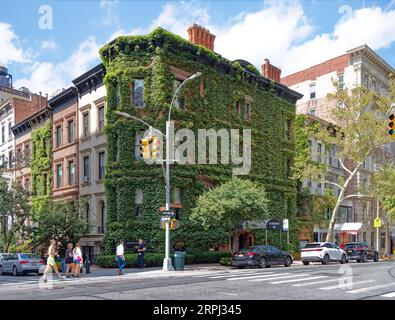 Upper East Side: Gilbert A. Schellenger entwarf drei Reihenhäuser an der Madison Avenue an der East 93rd Street; dieses wurde grün mit Efeu. Stockfoto