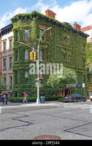 Upper East Side: Gilbert A. Schellenger entwarf drei Reihenhäuser an der Madison Avenue an der East 93rd Street; dieses wurde grün mit Efeu. Stockfoto