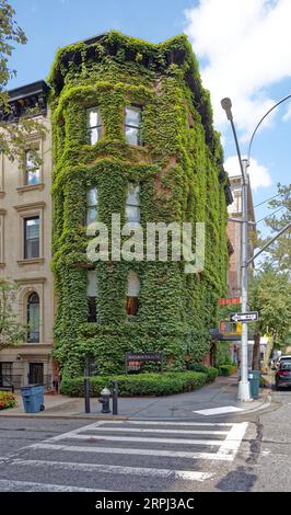 Upper East Side: Gilbert A. Schellenger entwarf drei Reihenhäuser an der Madison Avenue an der East 93rd Street; dieses wurde grün mit Efeu. Stockfoto