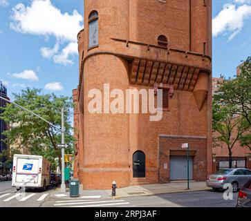 Upper East Side: John R. Thomas entwarf die Squadron A Armory, die 1895 errichtet wurde. Dieser Backsteinrest ist auf dem Campus des Hunter College erhalten. Stockfoto