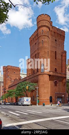 Upper East Side: John R. Thomas entwarf die Squadron A Armory, die 1895 errichtet wurde. Dieser Backsteinrest ist auf dem Campus des Hunter College erhalten. Stockfoto