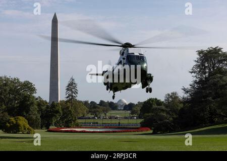 Washington, DC, USA. September 2023. Marine One mit US-Präsident Joe Biden trifft am 4. September 2023 auf dem South Lawn of the White House in Washington, DC, USA ein. Biden hatte am Labor Day bei Sheet Metal Workers Local Union 19 in Philadelphia Stellung genommen. Quelle: Michael Reynolds/Pool über CNP/dpa/Alamy Live News Stockfoto