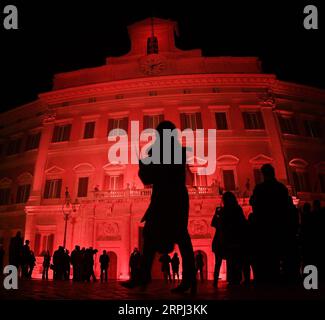 191125 -- ROM, 25. November 2019 Xinhua -- Menschen versammeln sich vor dem Palazzo Montecitorio, rot beleuchtet, anlässlich des Internationalen Tages zur Beseitigung der Gewalt gegen Frauen in Rom, Italien, am 25. November 2019. In Italien wurden mehrere Veranstaltungen anlässlich des Internationalen Tages zur Beseitigung von Gewalt gegen Frauen abgehalten, der am Montag weltweit stattfand. Foto von Alberto Lingria/Xinhua ITALY-ROME-INT L DAY FOR THE ELIMINATION OF VIOLENCE AGAINST WOMEN PUBLICATIONxNOTxINxCHN Stockfoto